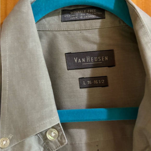 Van Heusen Men’s Short-Sleeve Solid Gray Button-Down Shirt - Picture 2 of 6